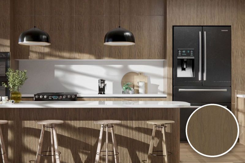 Anwendungsbeispiel mit Coverstyl Möbelfolie High Resistant - Original Oak – Eiche dunkel, rechts unten die Oberfläche im Detail