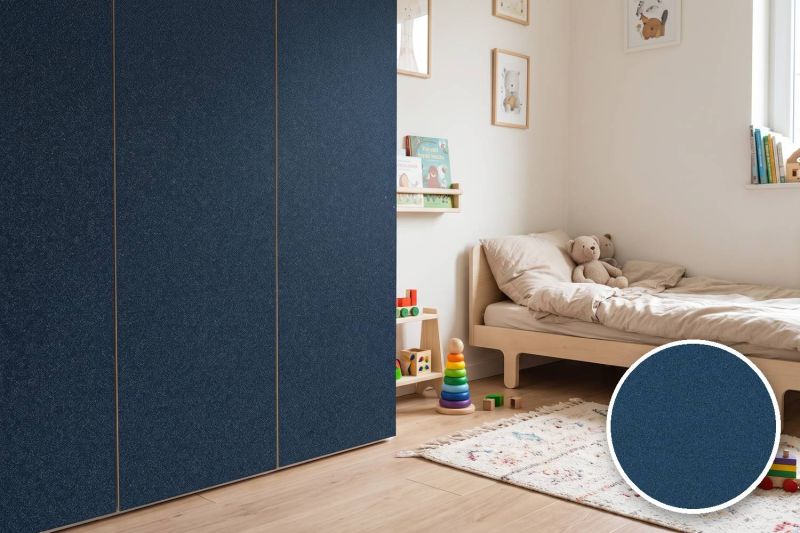 Anwendungsbeispiel mit Coverstyl Möbelfolie Blue Disco – Glitzer Blau, rechts unten die Oberfläche im Detail