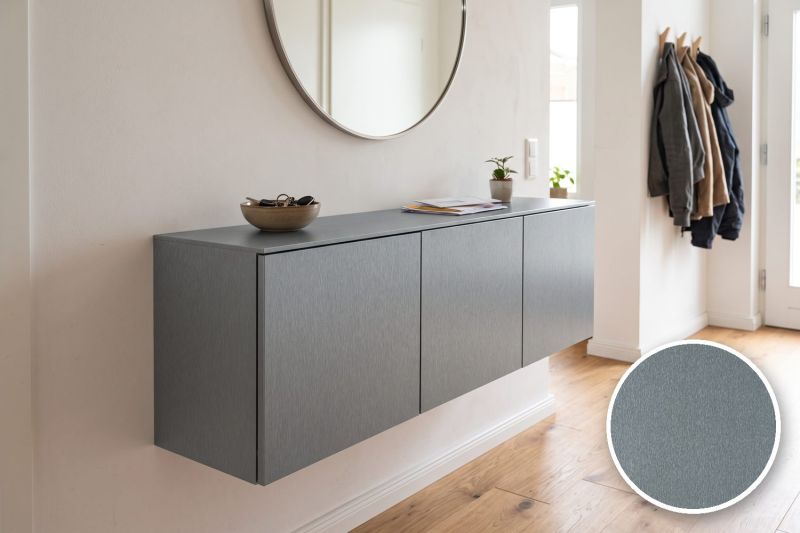 Anwendungsbeispiel mit Coverstyl Möbelfolie Hard Gray – Metall gebürstet Grau, rechts unten die Oberfläche im Detail