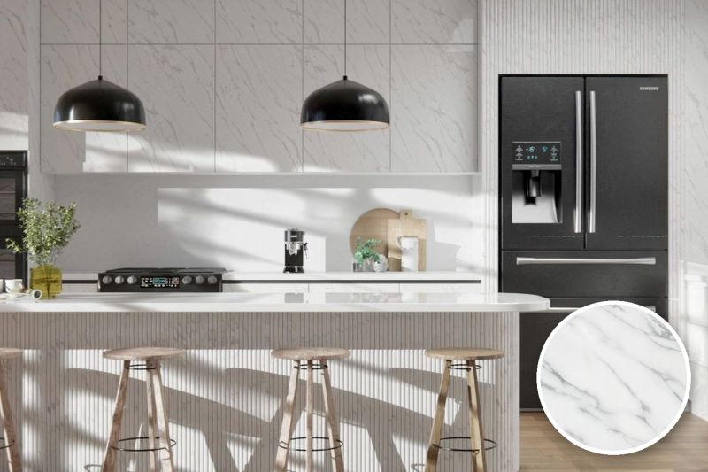 Anwendungsbeispiel mit Coverstyl Möbelfolie Polished White – Marmor weiß, rechts unten die Oberfläche im Detail