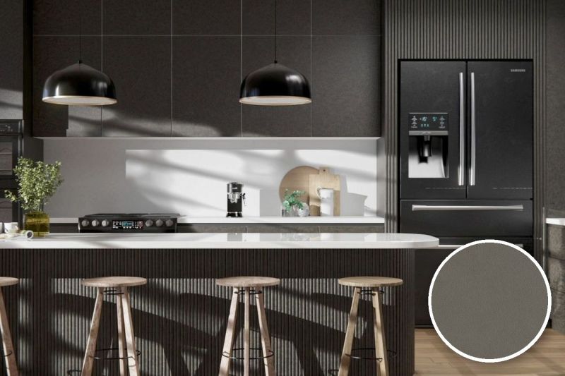 Anwendungsbeispiel mit Coverstyl Möbelfolie Truffle – Lederoptik trüffelbraun, rechts unten die Oberfläche im Detail