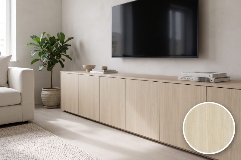 Anwendungsbeispiel mit Coverstyl Möbelfolie Macadamia Birch – Birke hell, rechts unten die Oberfläche im Detail