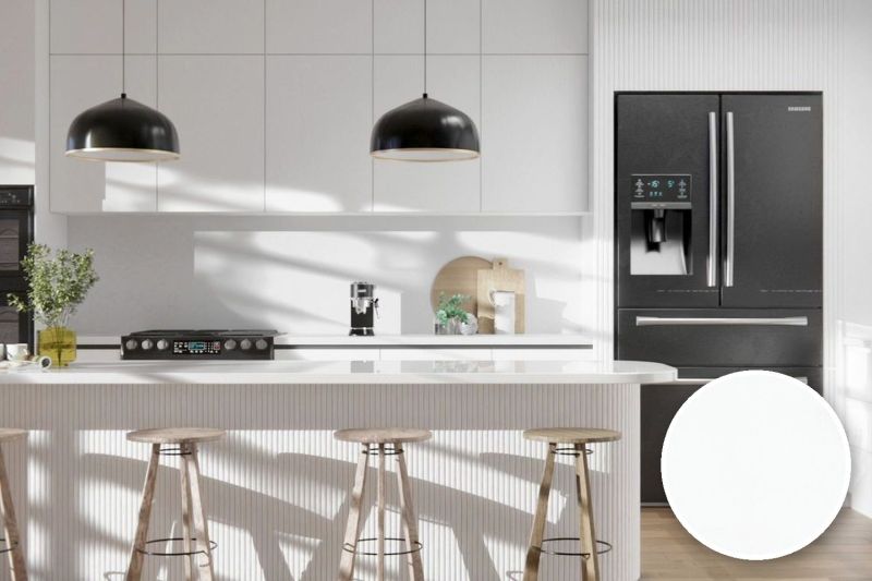 Anwendungsbeispiel mit Coverstyl Möbelfolie PVC Free - Rich White – weiße Holzoptik, rechts unten die Oberfläche im Detail