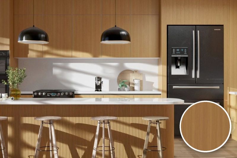 Anwendungsbeispiel mit Coverstyl Möbelfolie Honey Maple – Ahorn mittel, rechts unten die Oberfläche im Detail
