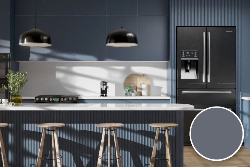 Anwendungsbeispiel mit Coverstyl Möbelfolie Steel Blue – Uni taubenblau, rechts unten die Oberfläche im Detail
