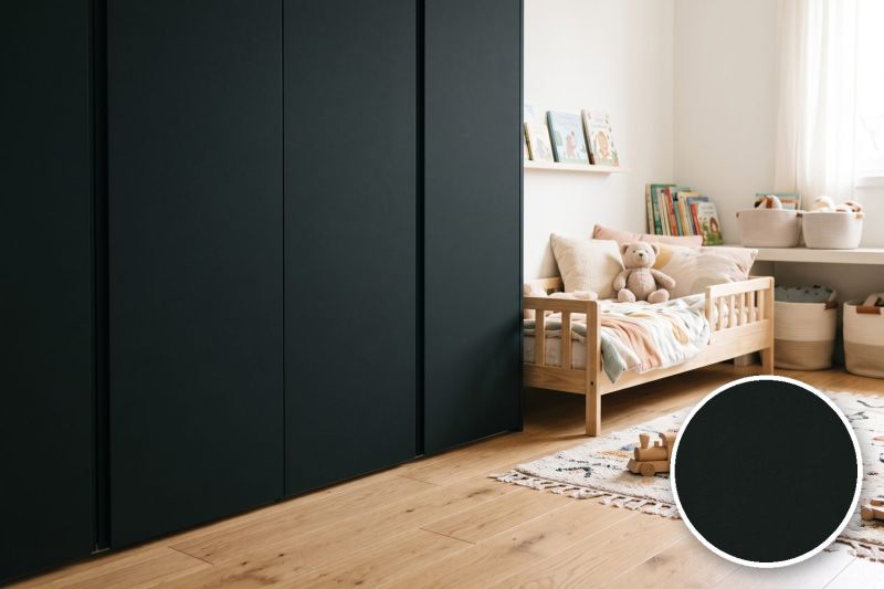 Anwendungsbeispiel mit Coverstyl Möbelfolie Ultra Black PVC-frei – Uni signalschwarz, rechts unten die Oberfläche im Detail