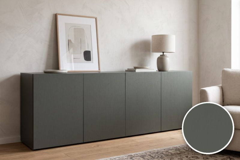 Anwendungsbeispiel mit Coverstyl Möbelfolie Soft Gray – Metall gebürstet Grau, rechts unten die Oberfläche im Detail