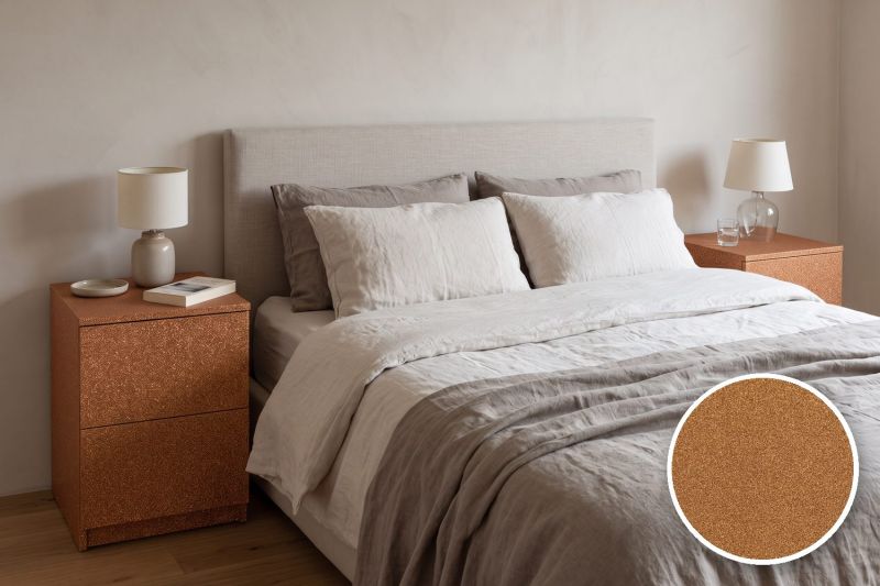 Anwendungsbeispiel mit Coverstyl Möbelfolie Copper Disco – Glitzer Kupfer, rechts unten die Oberfläche im Detail