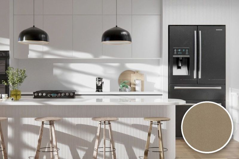 Anwendungsbeispiel mit Coverstyl Möbelfolie Hard Brass – Metall gebürstet Messing, kräftig, rechts unten die Oberfläche im Detail