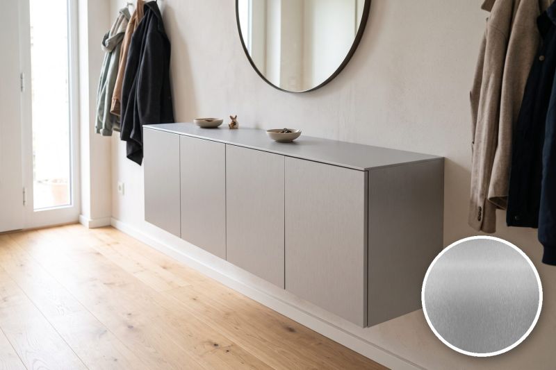 Anwendungsbeispiel mit Coverstyl Möbelfolie Stainless Steel – Metall gebürstet Edelstahl, rechts unten die Oberfläche im Detail