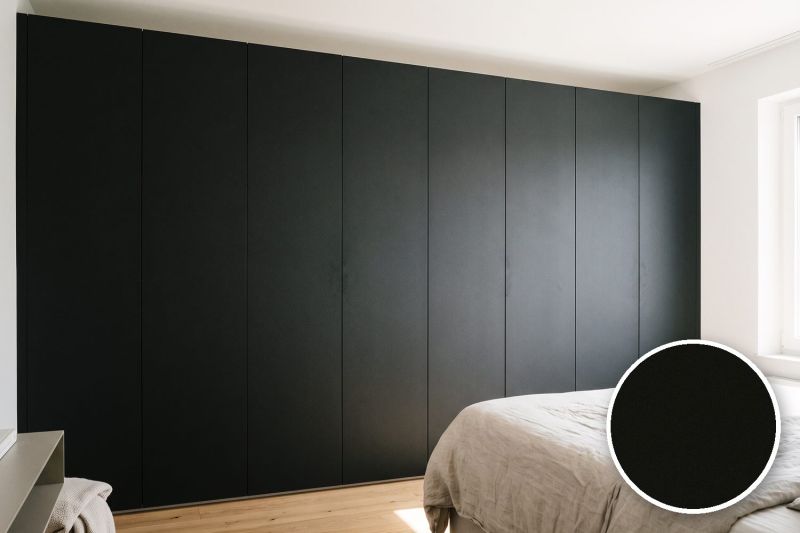 Anwendungsbeispiel mit Coverstyl Möbelfolie Ultra Black XL – Uni tiefschwarz, rechts unten die Oberfläche im Detail