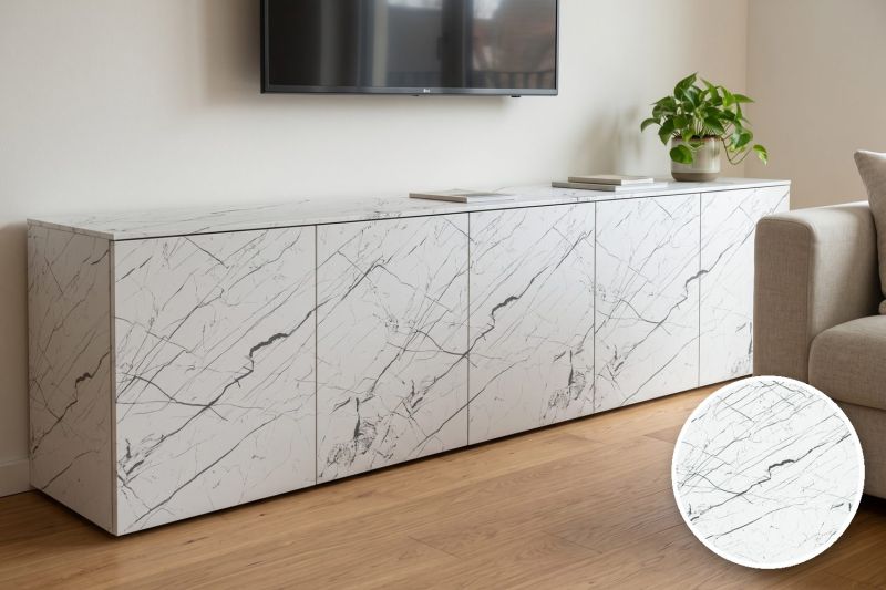 Anwendungsbeispiel mit Coverstyl Möbelfolie Arabesque – Marmor weiß-grau, rechts unten die Oberfläche im Detail