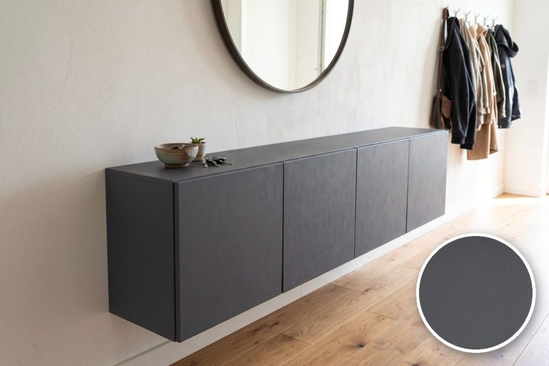 Anwendungsbeispiel mit Coverstyl Möbelfolie Graphite – Lederoptik graphit, rechts unten die Oberfläche im Detail