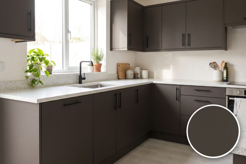 Anwendungsbeispiel mit Coverstyl Möbelfolie Cacao – Uni braungrau, rechts unten die Oberfläche im Detail