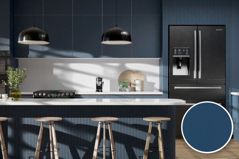 Anwendungsbeispiel mit Coverstyl Möbelfolie Royal Blue – Uni petrolblau, rechts unten die Oberfläche im Detail