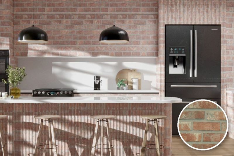 Anwendungsbeispiel mit Coverstyl Möbelfolie Red Brick – Backstein rot, rechts unten die Oberfläche im Detail