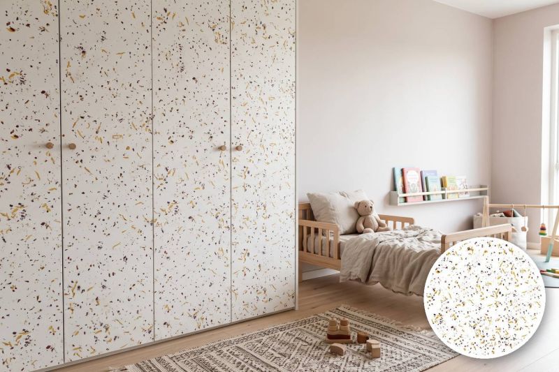 Anwendungsbeispiel mit Coverstyl Möbelfolie Petal – botanisches Dekor Blütenblätter, rechts unten die Oberfläche im Detail