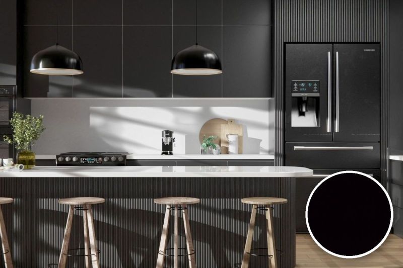 Anwendungsbeispiel mit Coverstyl Möbelfolie High Resistant - Lacquered Black – Uni lackschwarz extra robust, rechts unten die Oberfläche im Detail