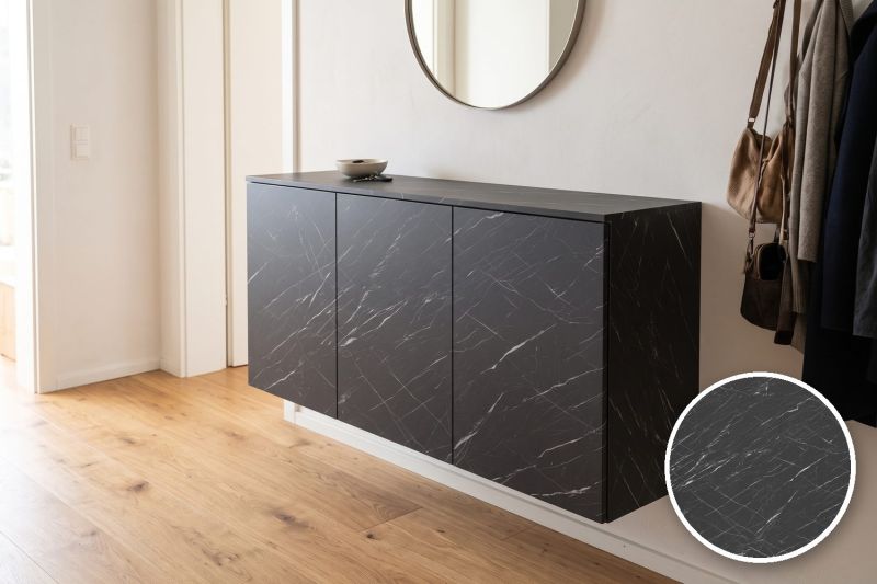 Anwendungsbeispiel mit Coverstyl Möbelfolie Grigio Marquina – Marmor grau, rechts unten die Oberfläche im Detail