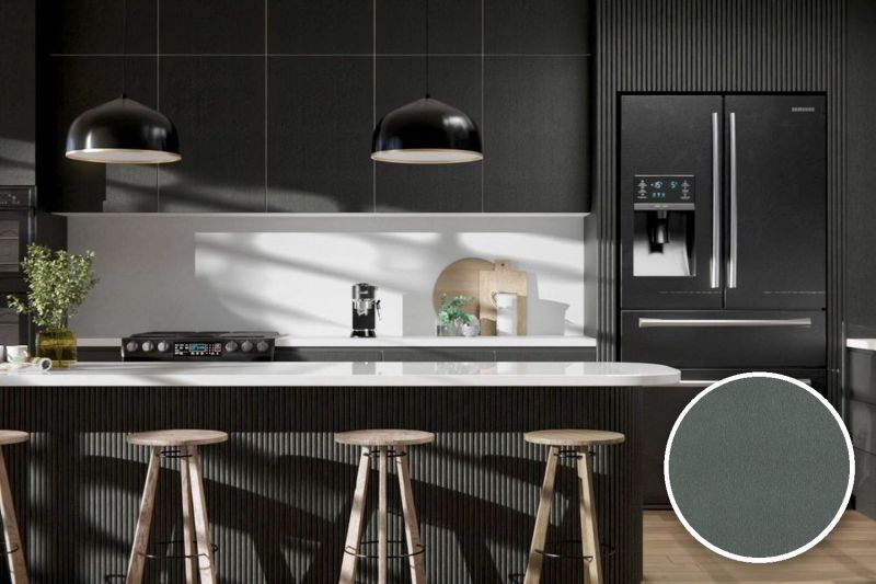 Anwendungsbeispiel mit Coverstyl Möbelfolie Hard Graphite – Metall gebürstet Graphit, kräftig, rechts unten die Oberfläche im Detail