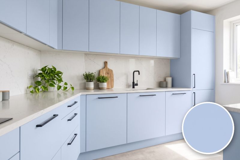 Anwendungsbeispiel mit Coverstyl Möbelfolie Lilac Blue – Uni fliederblau, rechts unten die Oberfläche im Detail
