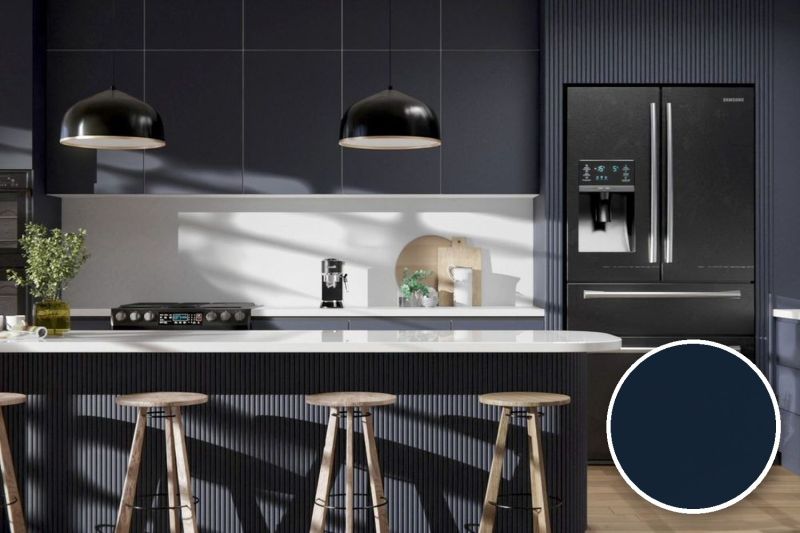 Anwendungsbeispiel mit Coverstyl Möbelfolie Deep Blue – Uni dunkelblau seidenmatt, rechts unten die Oberfläche im Detail