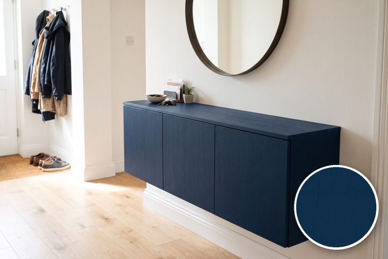 Anwendungsbeispiel mit Coverstyl Möbelfolie Navy – Holzoptik marineblau, rechts unten die Oberfläche im Detail