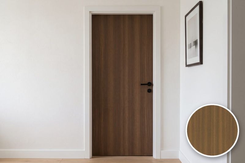 Anwendungsbeispiel mit Coverstyl Möbelfolie English Walnut – Nussbaum dunkel, rechts unten die Oberfläche im Detail