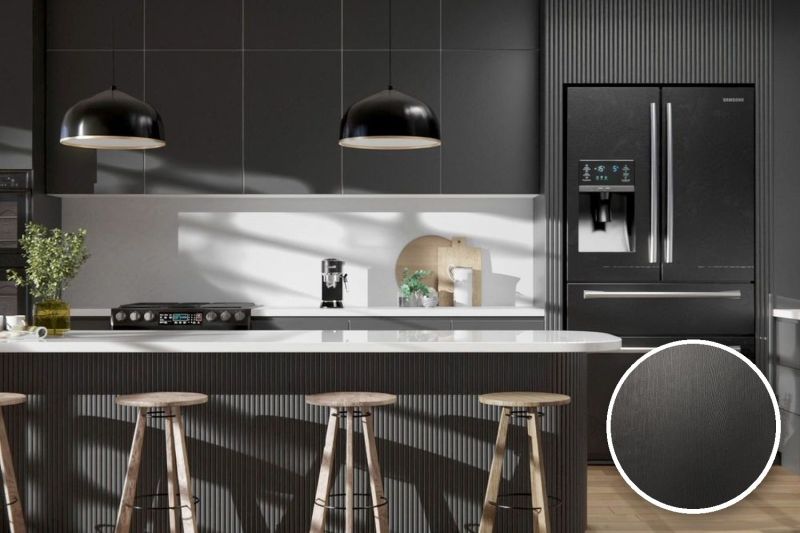 Anwendungsbeispiel mit Coverstyl Möbelfolie Rich Black – Holzoptik schwarz, rechts unten die Oberfläche im Detail