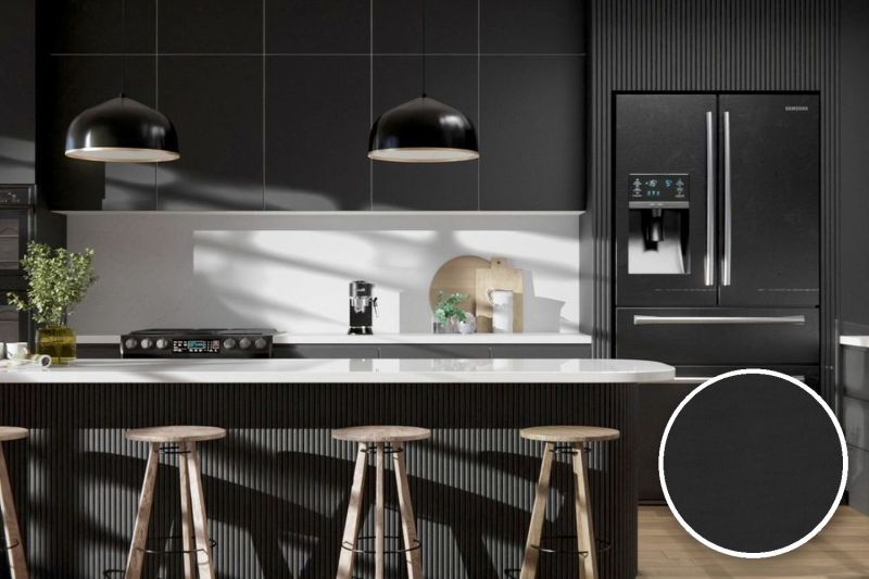 Anwendungsbeispiel mit Coverstyl Möbelfolie Togo black – Lederoptik schwarz, rechts unten die Oberfläche im Detail
