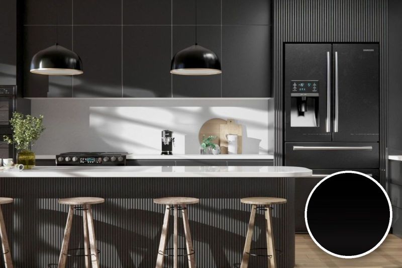 Anwendungsbeispiel mit Coverstyl Möbelfolie Lacquered Black – Uni lackschwarz, rechts unten die Oberfläche im Detail