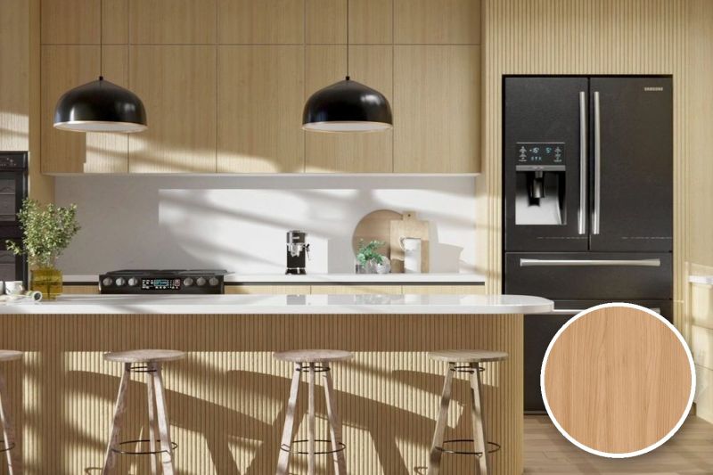 Anwendungsbeispiel mit Coverstyl Möbelfolie PVC Free - Natural Maple – Ahorn hell, rechts unten die Oberfläche im Detail