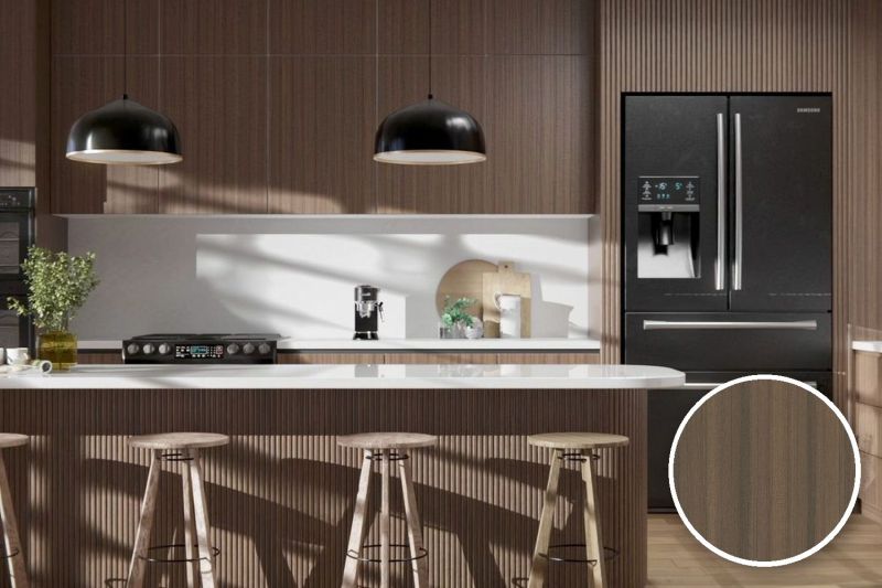 Anwendungsbeispiel mit Coverstyl Möbelfolie Brown Teak – Teak dunkel, rechts unten die Oberfläche im Detail