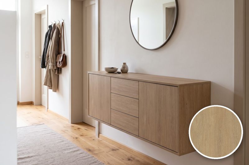Anwendungsbeispiel mit Coverstyl Möbelfolie Bleached Oak – Eiche mittel, rechts unten die Oberfläche im Detail