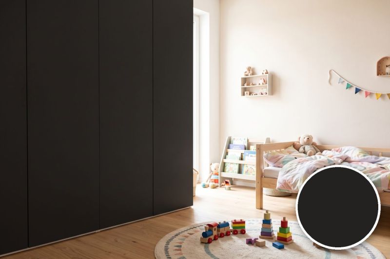 Anwendungsbeispiel mit Coverstyl Möbelfolie Ultra Black – Uni signalschwarz, rechts unten die Oberfläche im Detail