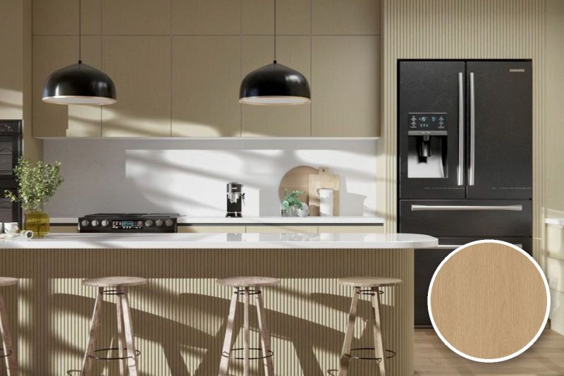 Anwendungsbeispiel mit Coverstyl Möbelfolie PVC Free - Natural Oak – Eiche hell, rechts unten die Oberfläche im Detail