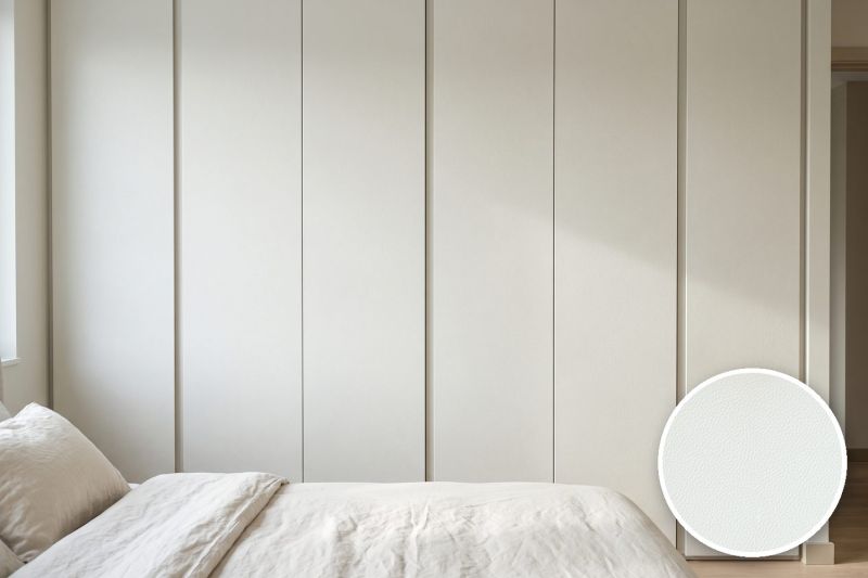 Anwendungsbeispiel mit Coverstyl Möbelfolie Ivory – Lederoptik elfenbein, rechts unten die Oberfläche im Detail